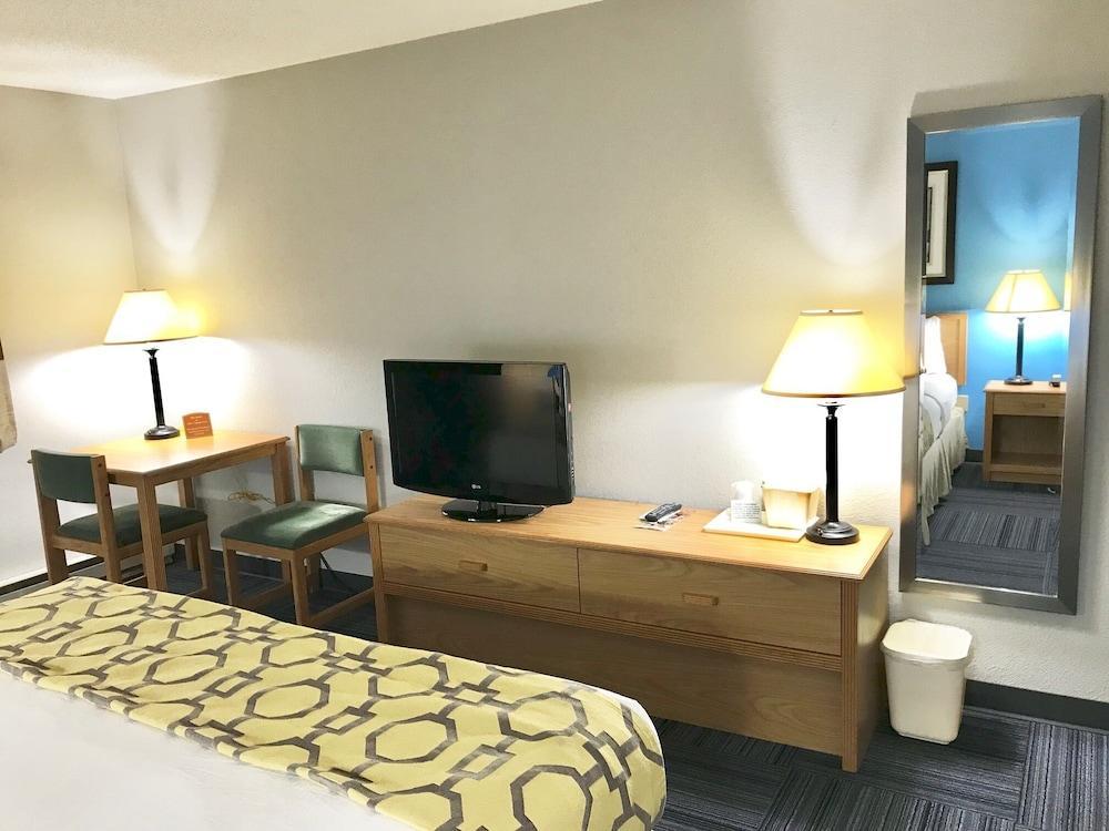 Hotel Baymont By Wyndham Marinette Esterno foto