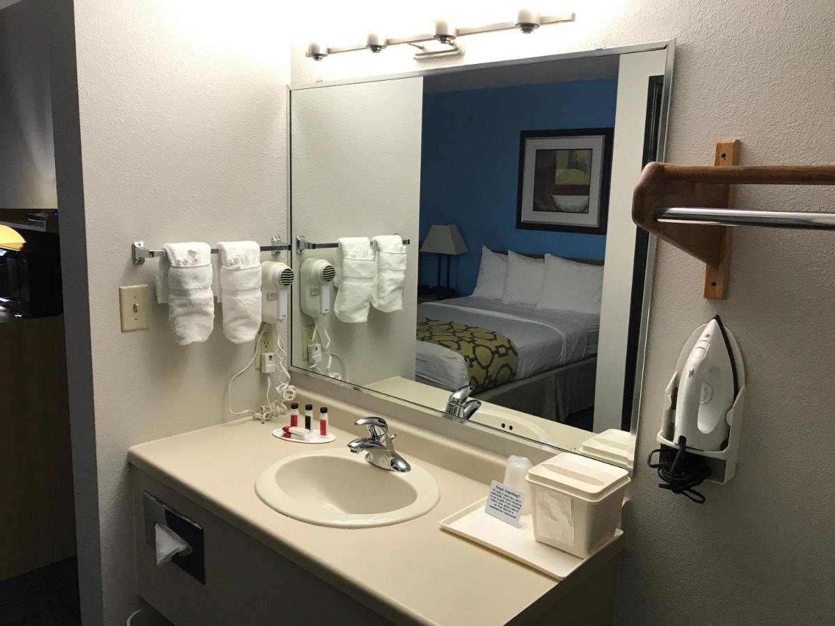 Hotel Baymont By Wyndham Marinette Esterno foto