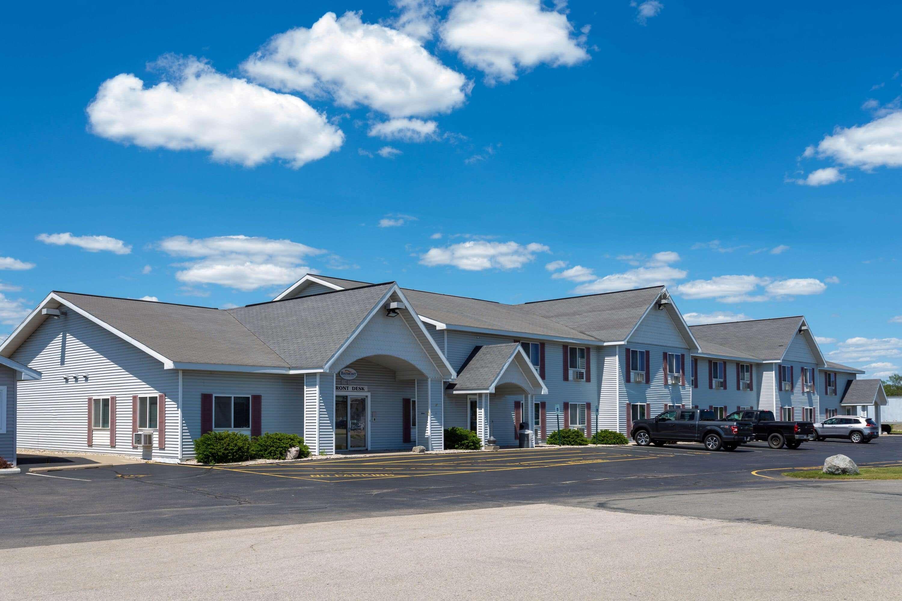 Hotel Baymont By Wyndham Marinette Esterno foto