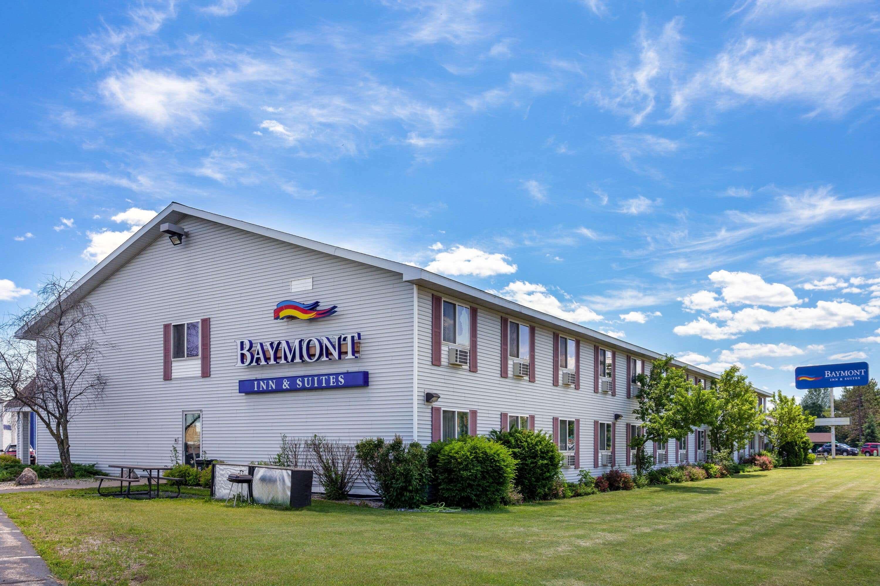 Hotel Baymont By Wyndham Marinette Esterno foto