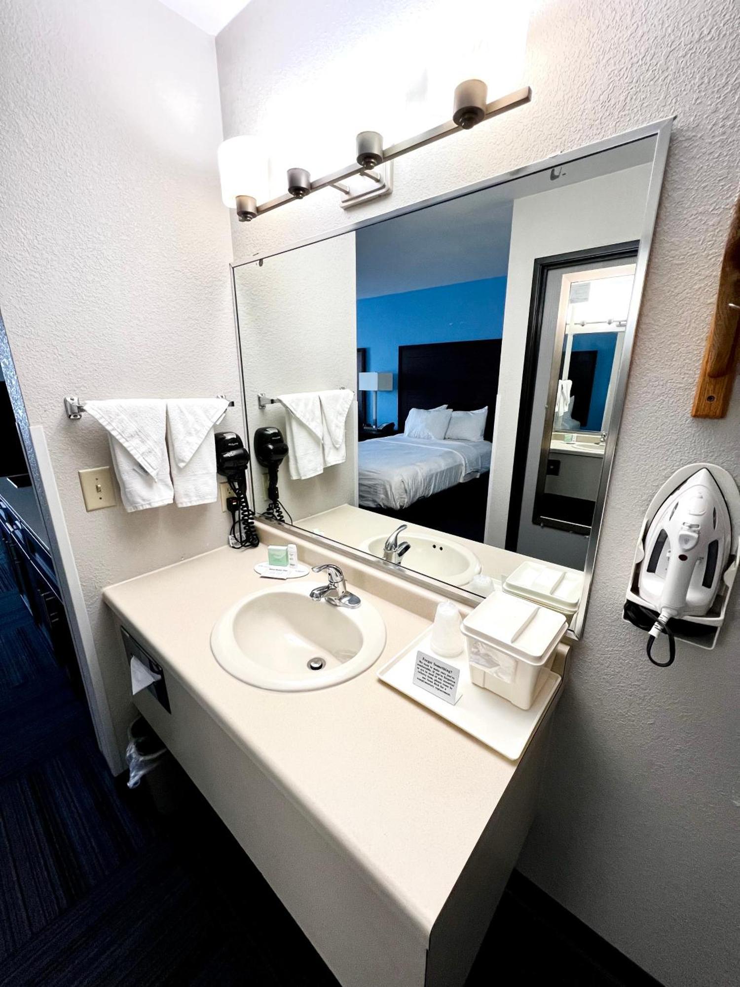 Hotel Baymont By Wyndham Marinette Esterno foto
