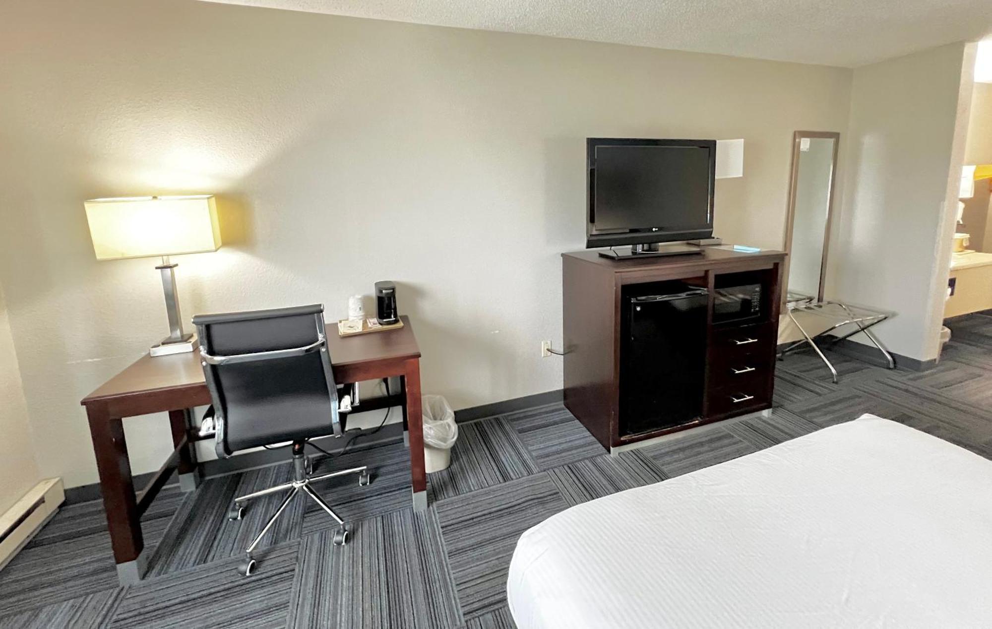 Hotel Baymont By Wyndham Marinette Esterno foto