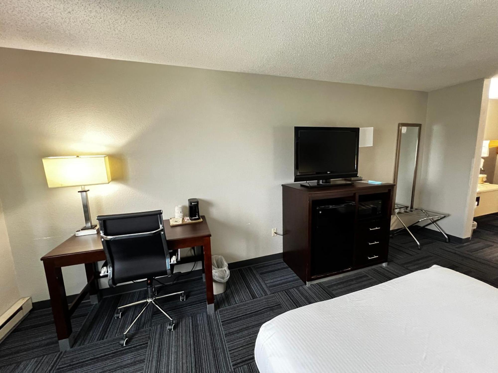 Hotel Baymont By Wyndham Marinette Esterno foto