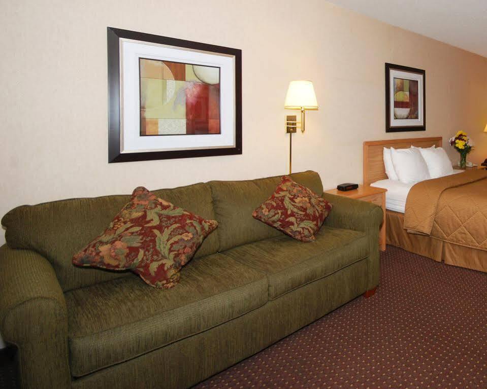 Hotel Baymont By Wyndham Marinette Esterno foto