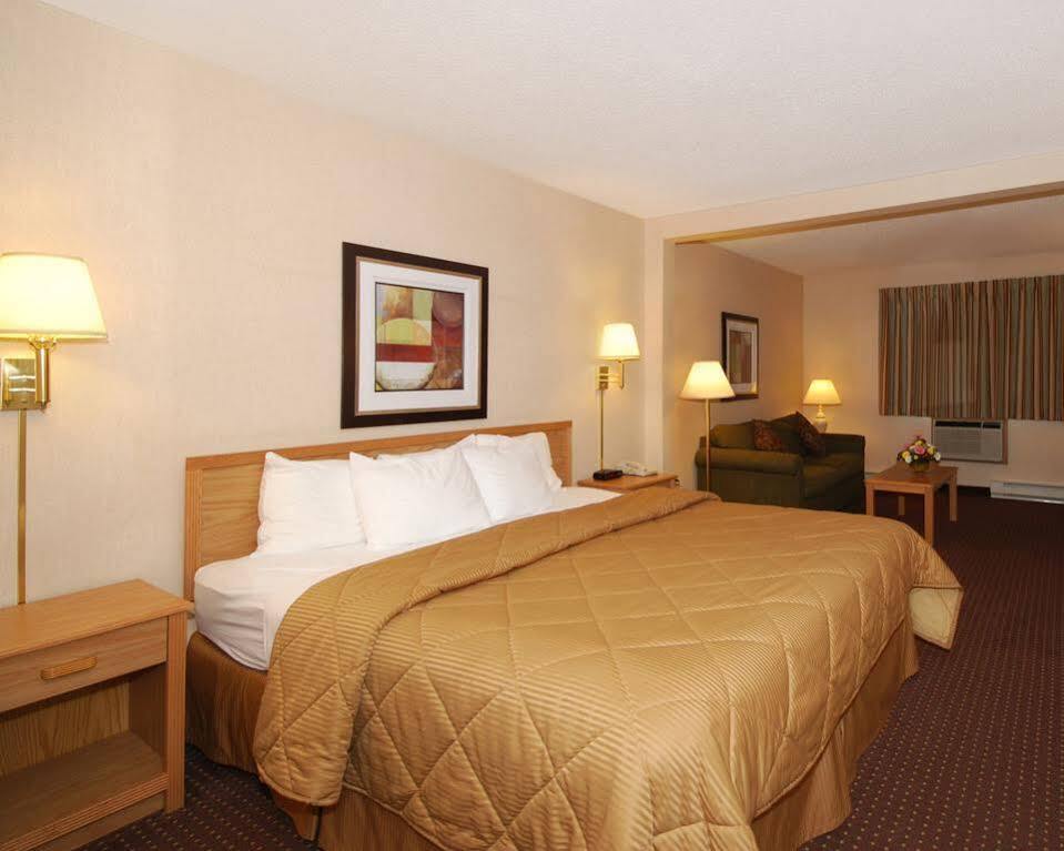 Hotel Baymont By Wyndham Marinette Esterno foto